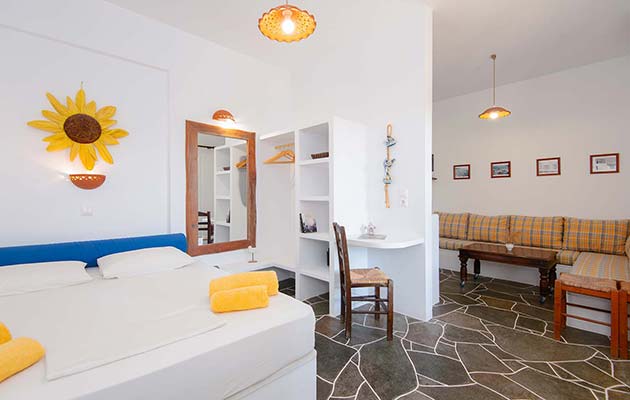 The living room and the bed of the studio 3