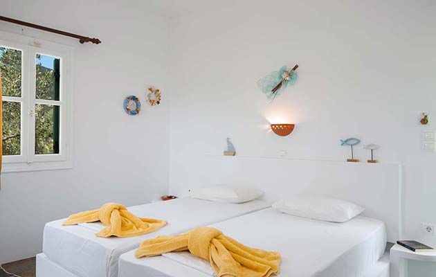 Bedroom with single beds in studio 4