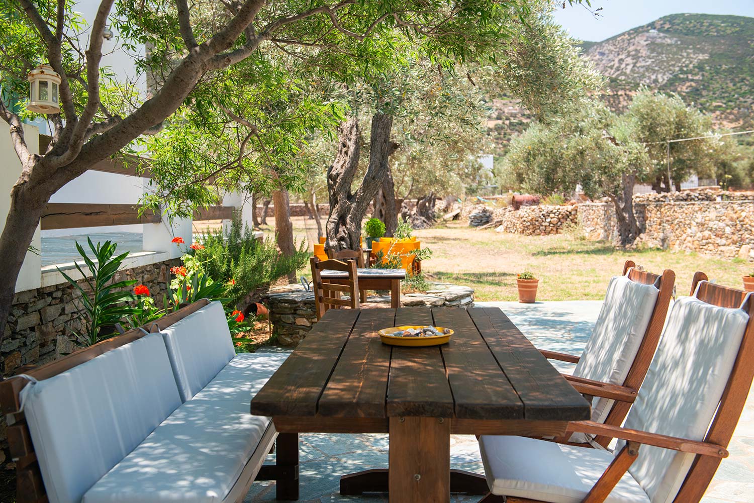 Τραπέζι στον εξωτερικό χώρο του Madilides στη Σίφνο
