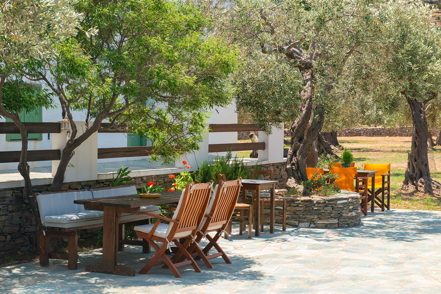 Πλακόστρωτη αυλή στο Μαντιλίδες στη Σίφνο